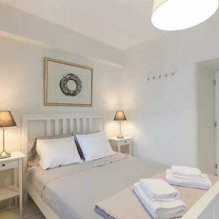 Pebbles 1bd House With Sea View In The Heart Of Apartment